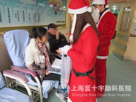 “圣誕老人”現(xiàn)身藍十字與患者歡度圣誕