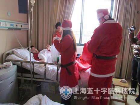 “圣誕老人”現(xiàn)身藍十字與患者歡度圣誕