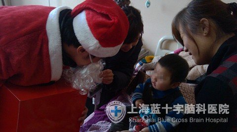 “圣誕老人”現(xiàn)身藍十字與患者歡度圣誕