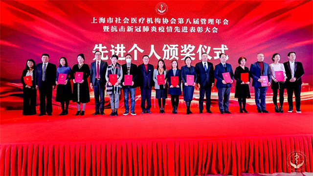 李文英(右四)接受“先進(jìn)個(gè)人”表彰