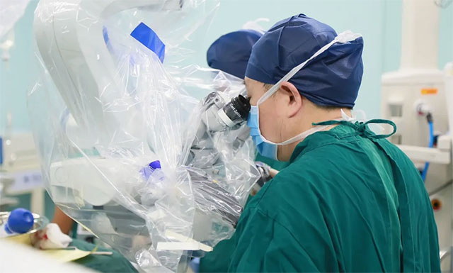 李士其教授正聚精會神為患者手術